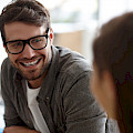 © The Yuri Arcurs Collection | freepik.com | Aufbau positiver Beziehungen am Arbeitsplatz Aufnahme eines jungen...