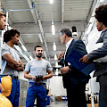 © Drazen Zigic | freepik.com | Tiefwinkelansicht eines Geschäftsmannes, der mit einem Team von Arbeiter...