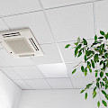 © kirayan | freepik.com | Niedriger Winkel der Assette Klimaanlage an der Decke in modernen hellen...