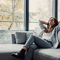 © Camandona | freepik.com | Entspannt ruhig hübsch junge frau fühlt sich müde lounge auf bequemen sofa hände hinter dem...