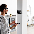 © freepik | freepik.com | Person, die ein Smartphone in ihrem automatisierten Zuhause verwendet