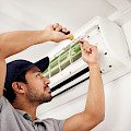 © The Yuri Arcurs Collection | freepik.com | Reparatur von Klimaanlagen und elektrischen Maschinen mit einer Person in...