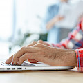 © wayhomestudio | freepik.com | Junger Geschäftsmann benutzt modernen Laptop-Computer am Schreibtisch, tippt...