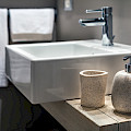 © wirestock | freepik.com | Flache Aufnahme eines modernen Waschbeckens neben der Flasche im...