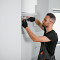 © hryshchyshen | freepik.com | Professioneller Klempner überprüft ein Kessel- und Rohrkessel-Service...