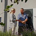 © StockSeller | freepik.com | Ein Techniker bespricht mit einem Ehepaar die Wartung einer Wärmepumpe...