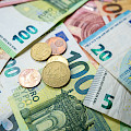 © svitlankaplechin | freepik.com | Euro-Münzen und -Banknoten Finanz- und Sparkonzept